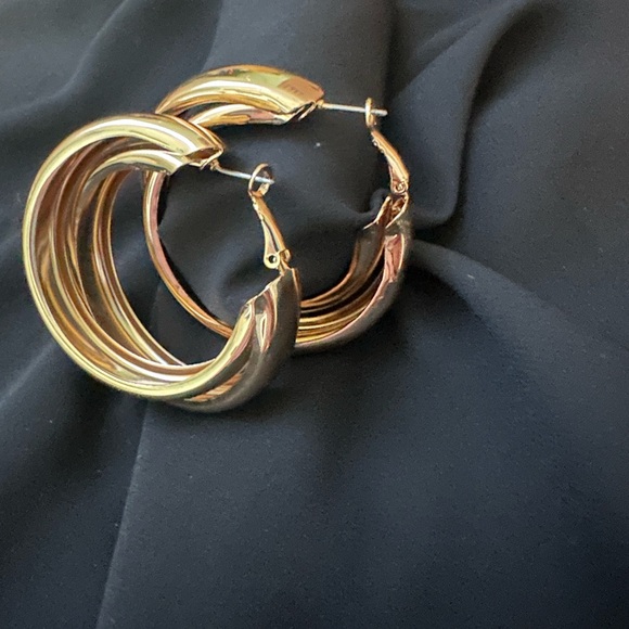 Fashion earrings, large hoops. - Picture 4 of 9